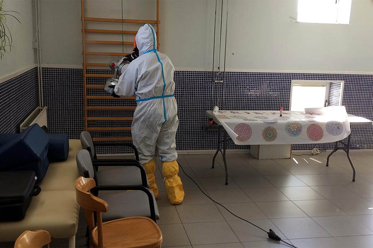 L'Exèrcit desinfecta la residència Comtes d'Urgell de Balaguer, on hi ha més d'una vintena de casos de coronavirus - ACN L'Exèrcit desinfecta la residència Comtes d'Urgell de Balaguer, on hi ha més d'una vintena de casos de coronavirus - ACN