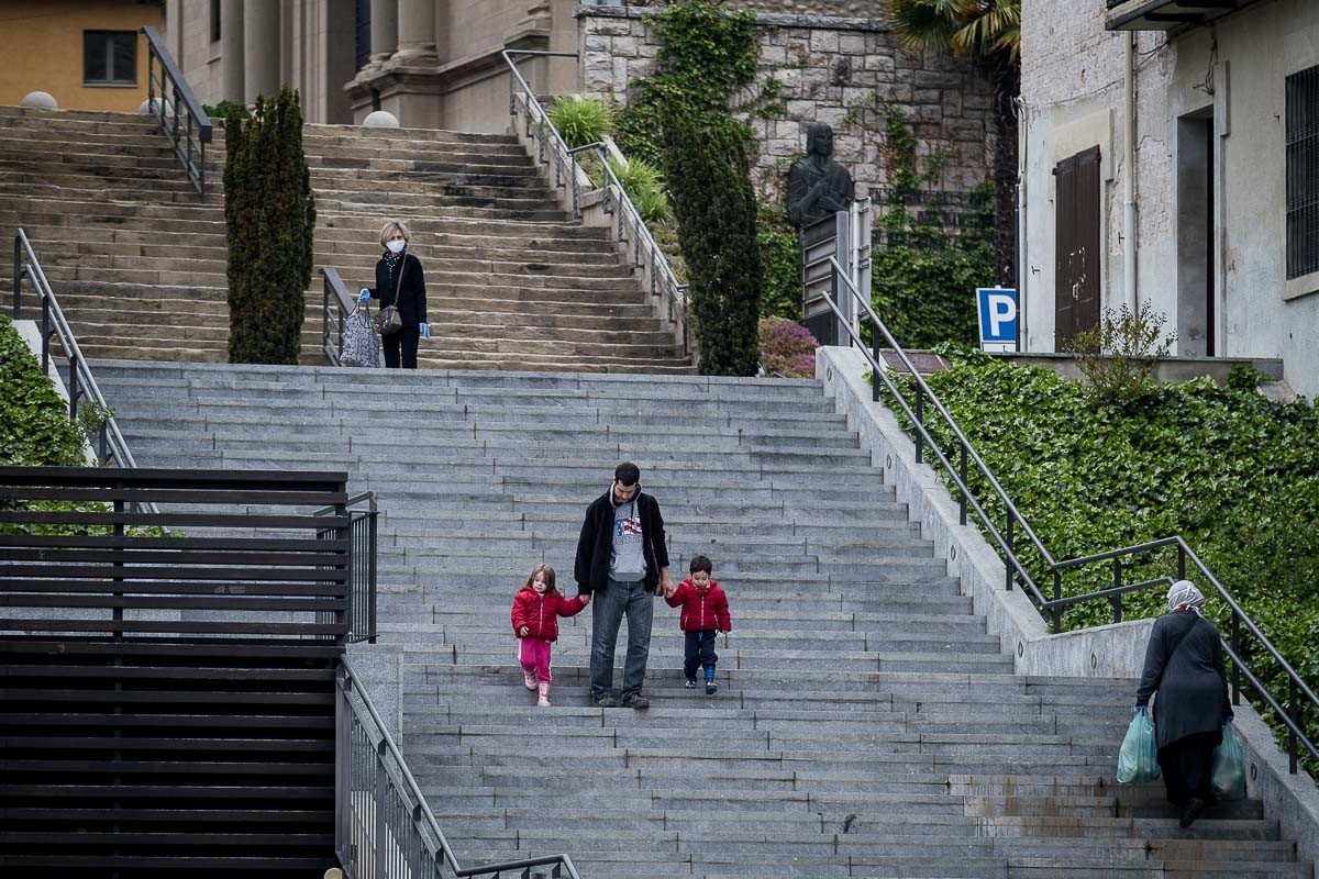 Nens passejant després que es permetés als infants sortir al carrer. - Adrià Costa Nens passejant després que es permetés als infants sortir al carrer. - Adrià Costa