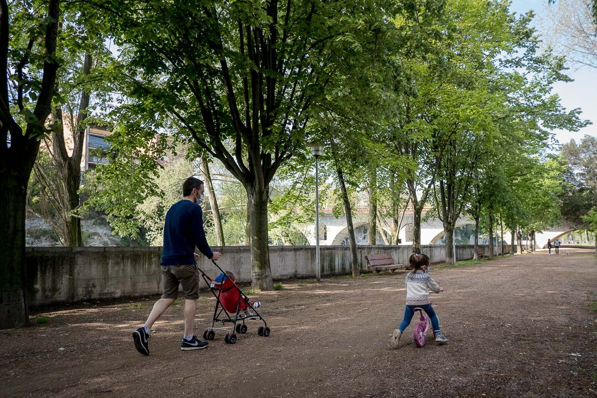 Els infants tornen al carrer després de sis setmanes de confinament. - Adrià Costa Els infants tornen al carrer després de sis setmanes de confinament. - Adrià Costa