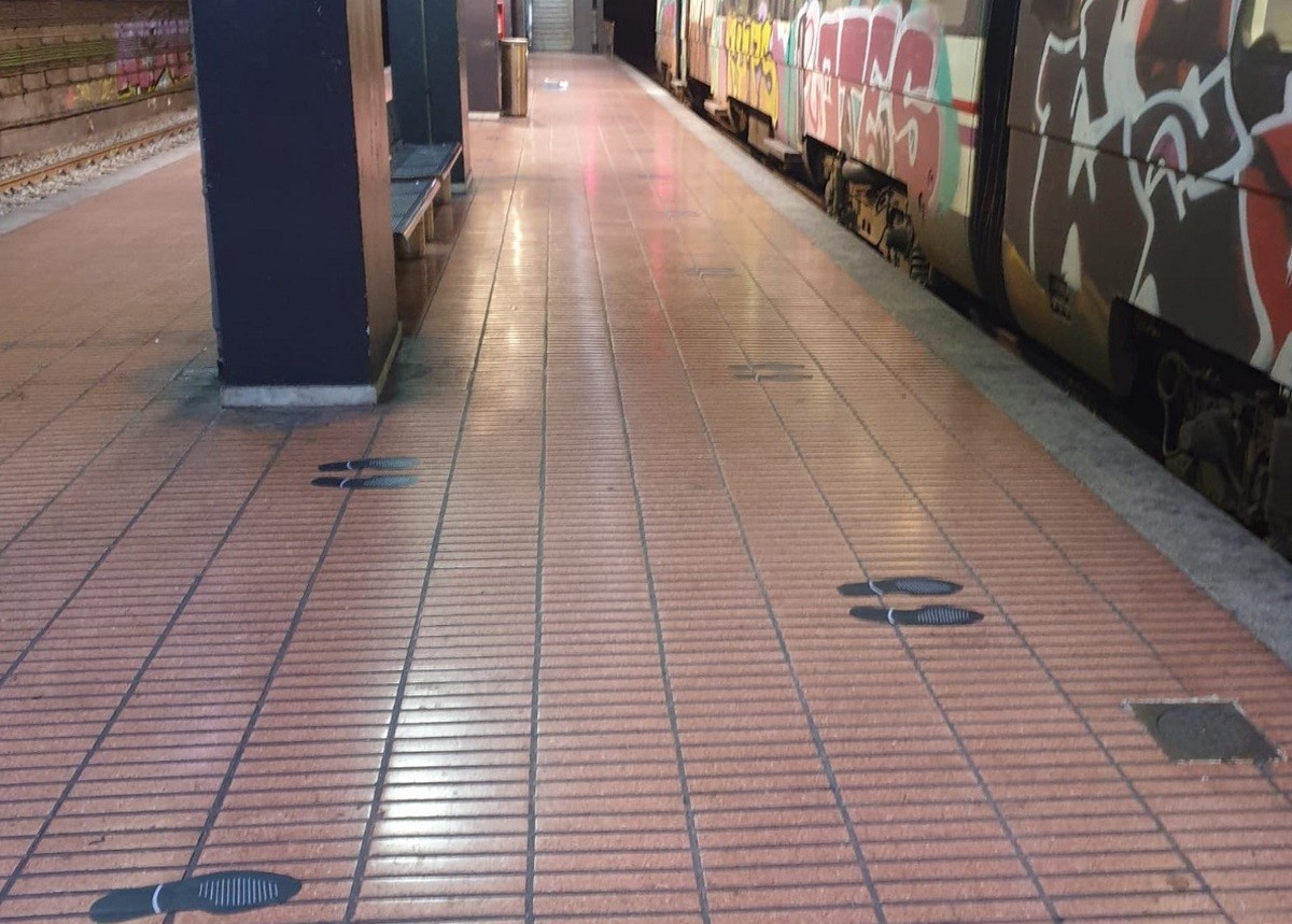 Petjades col·locades a les andanes de les estacions de Barcelona. - ACN Petjades col·locades a les andanes de les estacions de Barcelona. - ACN