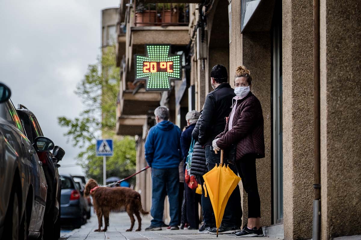 Cua per accedir a una farmàcia de Manlleu, aquest dilluns - Adrià Costa Cua per accedir a una farmàcia de Manlleu, aquest dilluns - Adrià Costa