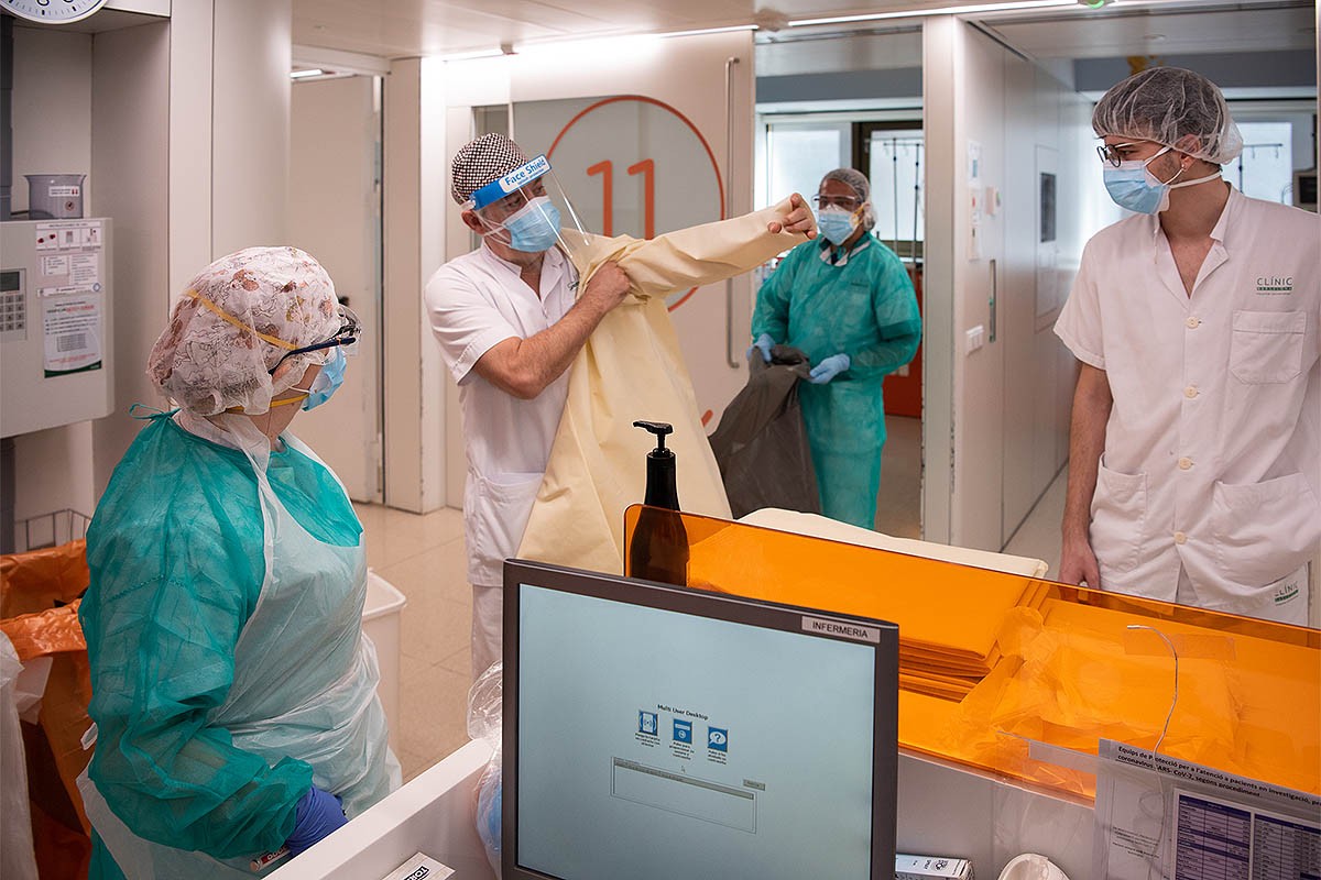 Professionals sanitaris atenen malalts de coronavirus a l'Hospital Clínic - Francisco Avia/Hospital Clínic de Barcelona Professionals sanitaris atenen malalts de coronavirus a l'Hospital Clínic - Francisco Avia/Hospital Clínic de Barcelona