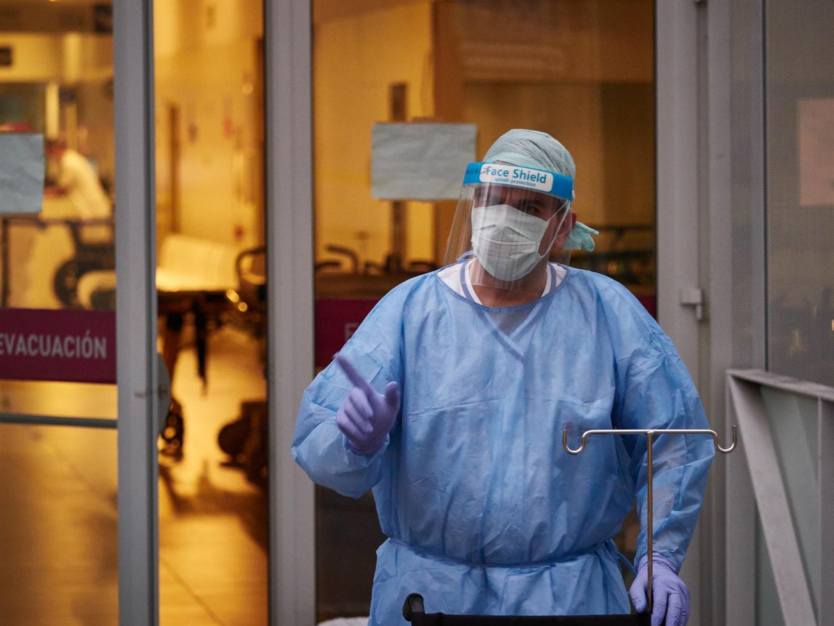 Un metge a la sortida de l'hospital - EuropaPress Un metge a la sortida de l'hospital - EuropaPress