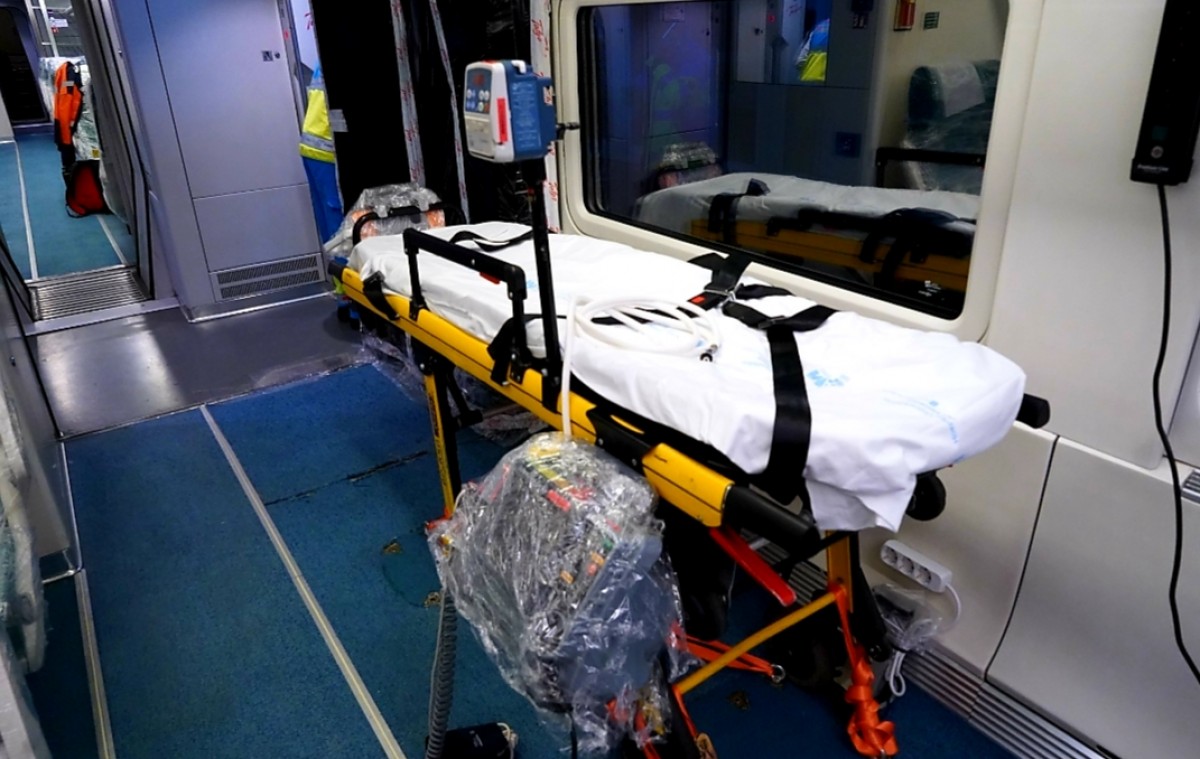 Una llitera en un tren de Renfe medicalitzat - Renfe Una llitera en un tren de Renfe medicalitzat - Renfe