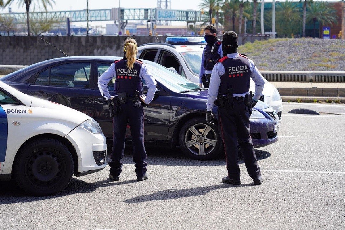 Un control dels Mossos a la sortida de Barcelona. - Martí Urgell Un control dels Mossos a la sortida de Barcelona. - Martí Urgell