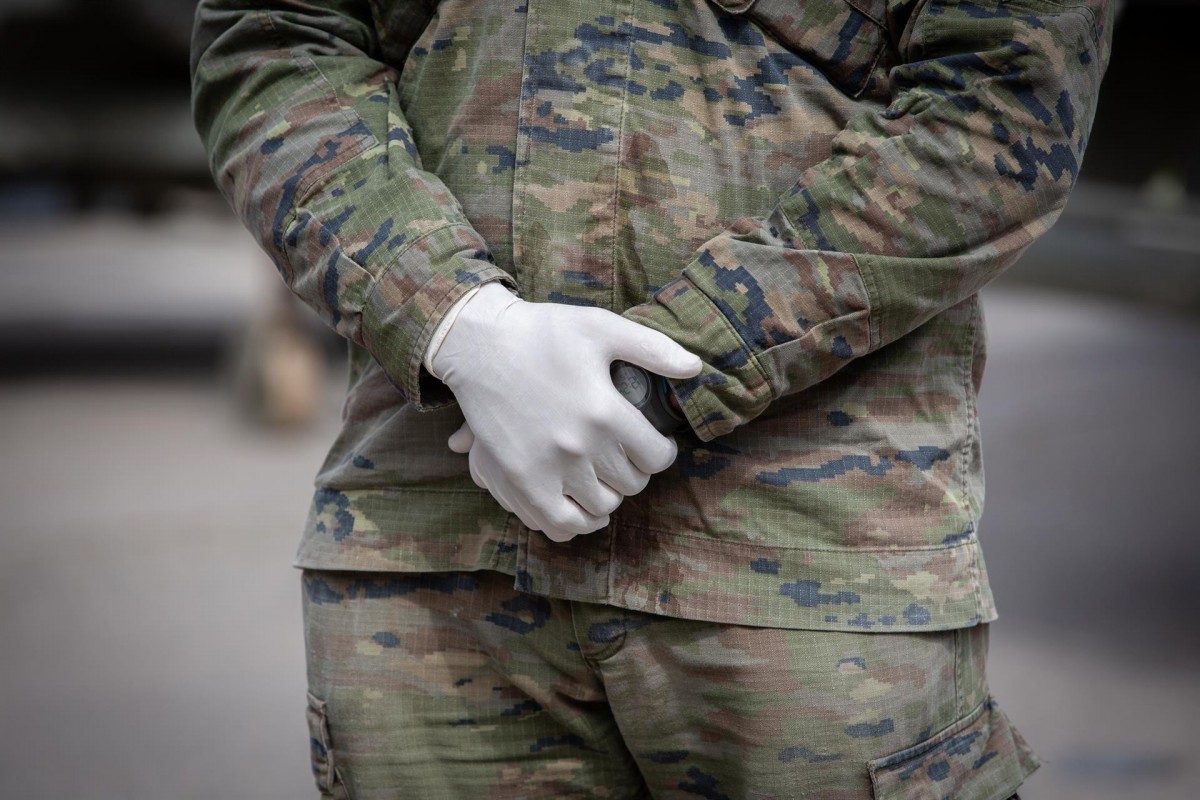 Un militar fent guàrdia al Pavelló de Fira de Barcelona habilitat per acollir les persones sense sostre durant la crisi del coronavirus - David Zorrakino/Europa Press Un militar fent guàrdia al Pavelló de Fira de Barcelona habilitat per acollir les persones sense sostre durant la crisi del coronavirus - David Zorrakino/Europa Press