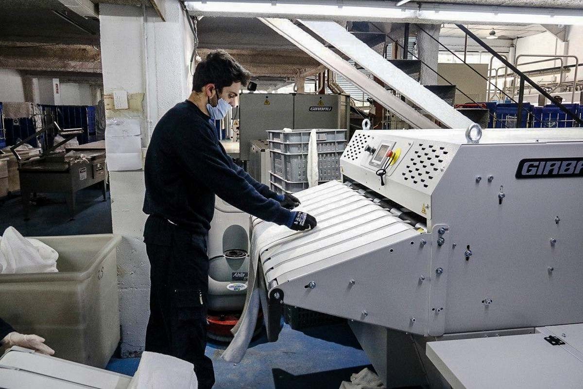 Un treballador d’una empresa essencial - ACN Un treballador d’una empresa essencial - ACN