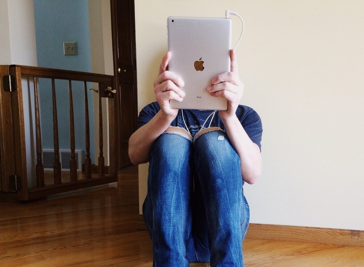 Un noi amb una tablet - Pixabay Un noi amb una tablet - Pixabay