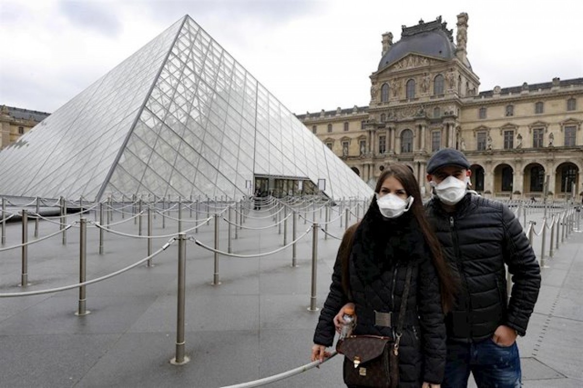 Dues persones amb mascareta, al Louvre, al comen - Europa Press Dues persones amb mascareta, al Louvre, al comen - Europa Press