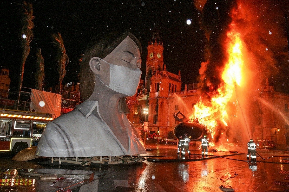 La falla municipal, durant la cremada d'aquesta nit - Ajuntament de València La falla municipal, durant la cremada d'aquesta nit - Ajuntament de València