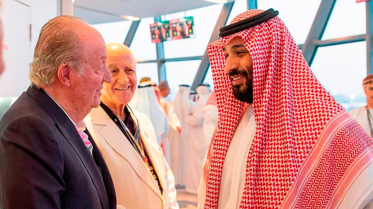 Joan Carles I i el príncep Bin Salmán, a Abu Dabi - Ministeri d'Afers Exteriors de l'Aràbia Saudita Joan Carles I i el príncep Bin Salmán, a Abu Dabi - Ministeri d'Afers Exteriors de l'Aràbia Saudita