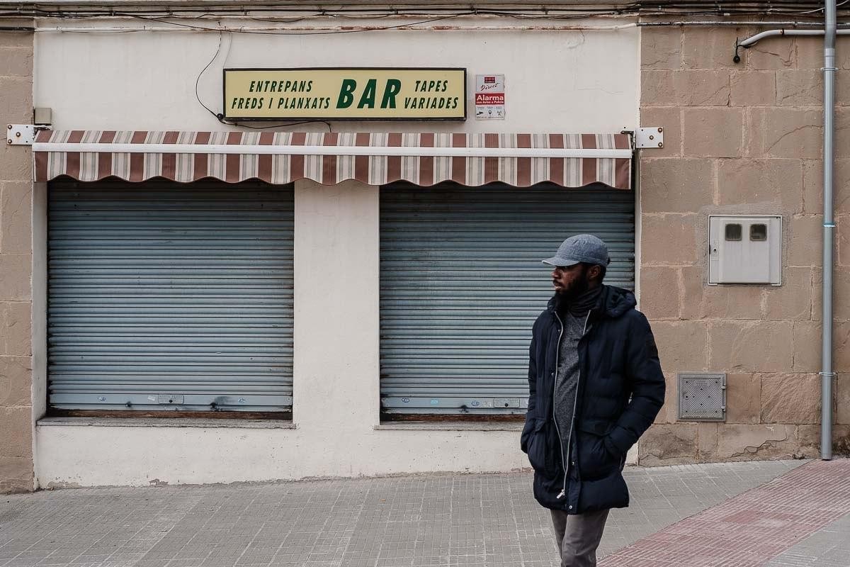 Persianes abaixades en un bar de Manlleu - Adrià Costa Persianes abaixades en un bar de Manlleu - Adrià Costa
