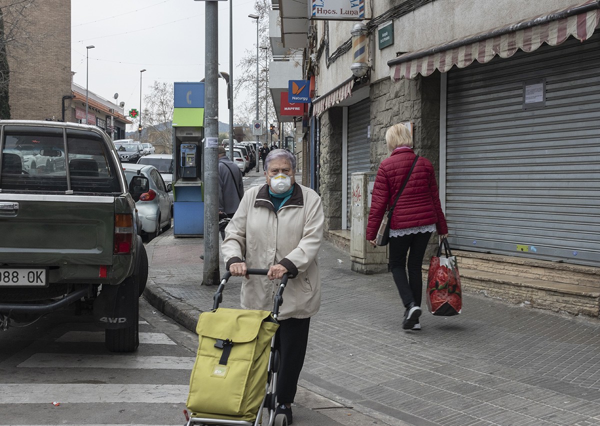 Una dona amb mascareta a Cerdanyola del Vallès, aquest dissabte al matí - Georgina Albreda Una dona amb mascareta a Cerdanyola del Vallès, aquest dissabte al matí - Georgina Albreda