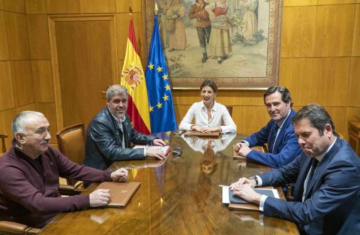 Els principals líders sindicals i patronals de l'Estat, junt a la ministra de Treball, en una imatge d'arxiu. - Europa Press Els principals líders sindicals i patronals de l'Estat, junt a la ministra de Treball, en una imatge d'arxiu. - Europa Press