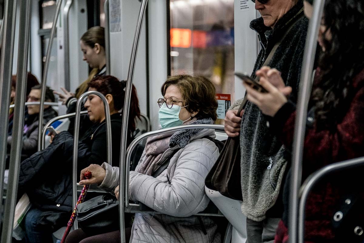 Una dona amb mascareta, al metro de Barcelona - Adrià Costa Una dona amb mascareta, al metro de Barcelona - Adrià Costa