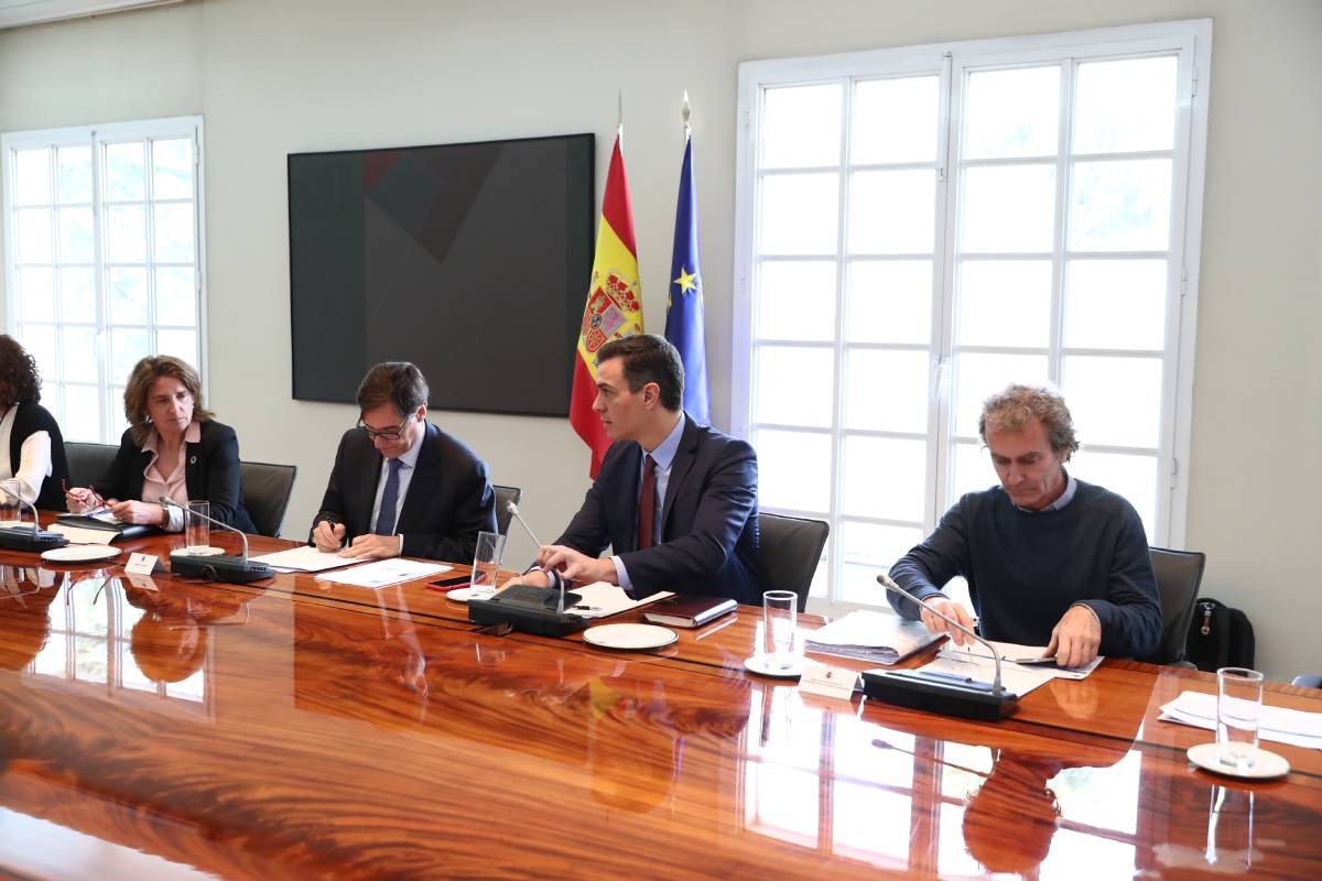 Pedro Sánchez, entre Salvador Illa i Fernando Simón, en el consell de ministres d'avui. - @desdelamoncloa Pedro Sánchez, entre Salvador Illa i Fernando Simón, en el consell de ministres d'avui. - @desdelamoncloa