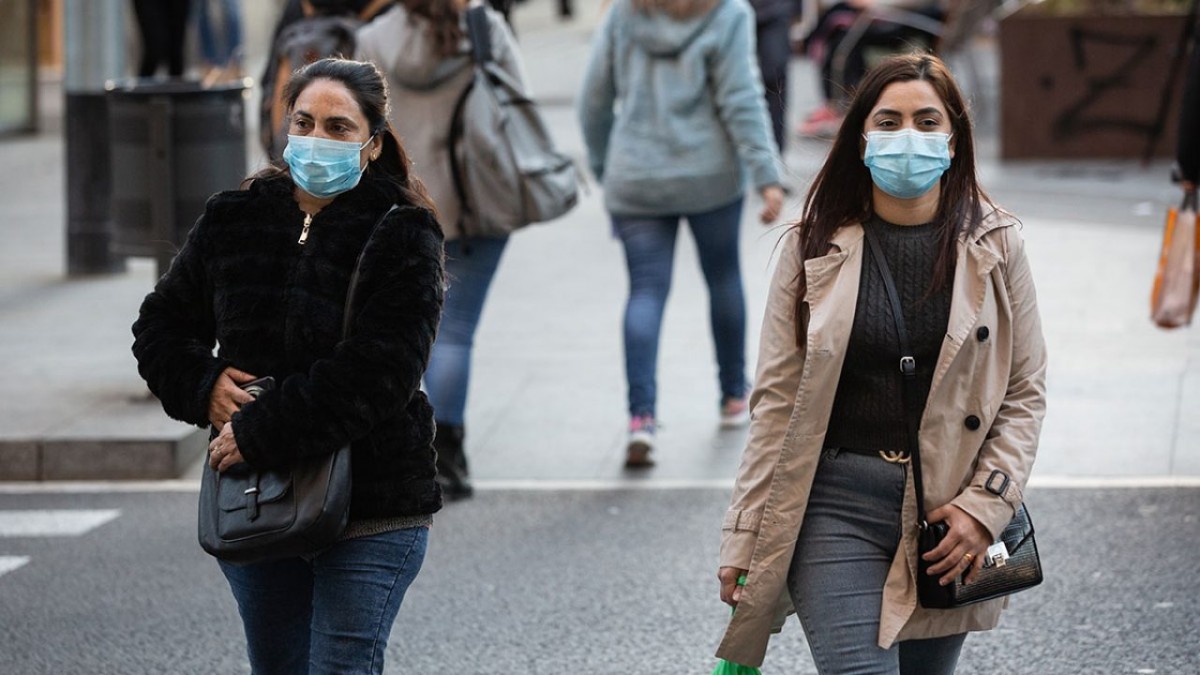 Vianants amb mascareta a Barcelona. - Europa Press Vianants amb mascareta a Barcelona. - Europa Press
