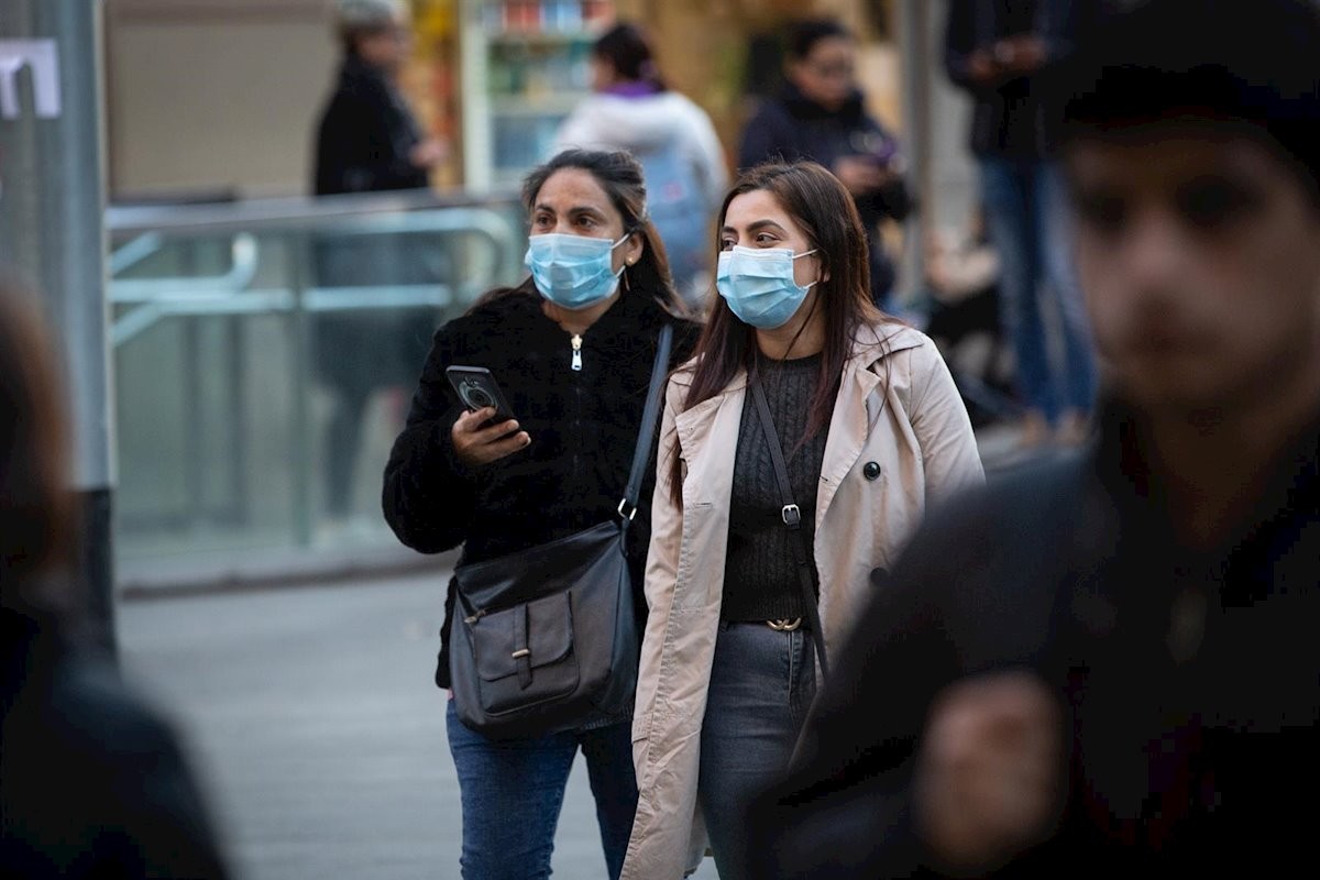 Vianants amb mascareta a Barcelona. - Europa Press Vianants amb mascareta a Barcelona. - Europa Press