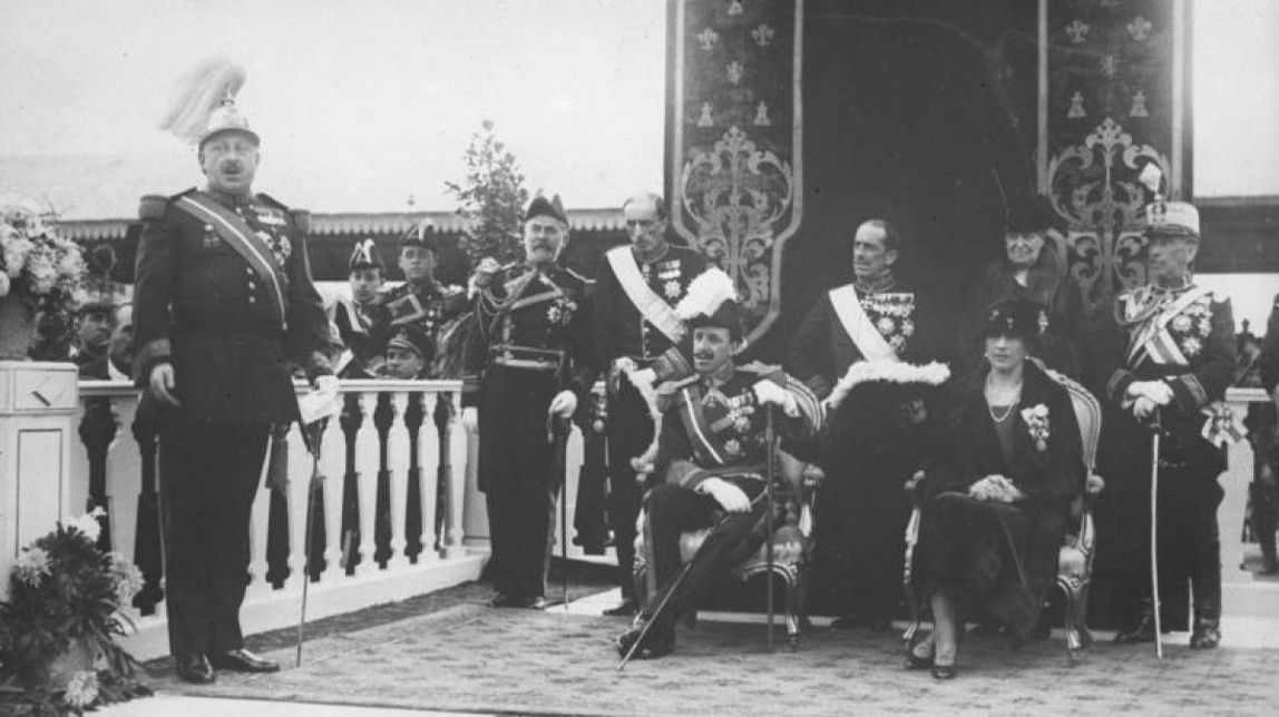 Alfons XIII amb el dictador Primo de Rivera.
|
Viquipèdia - |
Viquipèdia Alfons XIII amb el dictador Primo de Rivera.
|
Viquipèdia - |
Viquipèdia
