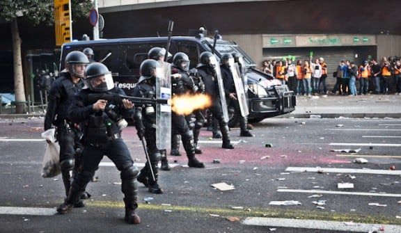 Els Mossos disparen gasos contra els manifestants a la Plaça Catalunya.
|
Jordi Borràs/ND - |
Els Mossos disparen gasos contra els manifestants a la Plaça Catalunya.
|
Jordi Borràs/ND - |