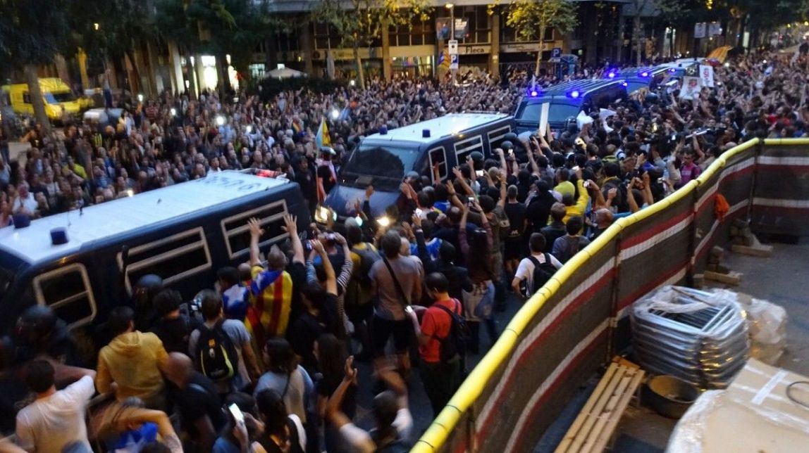 La Policia Nacional espanyola retirant-se de la seu de la CUP.
|
Martí Urgell - |
Martí Urgell La Policia Nacional espanyola retirant-se de la seu de la CUP.
|
Martí Urgell - |
Martí Urgell