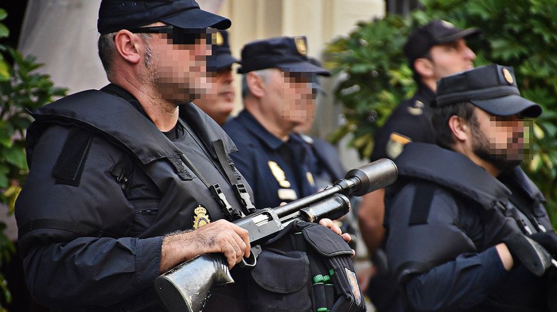 Imatges de la Policia Nacional
|
Guillem Pascual Molina - |
Guillem Pascual Molina Imatges de la Policia Nacional
|
Guillem Pascual Molina - |
Guillem Pascual Molina