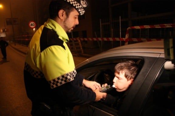 Un policia local fa la prova d'alcoholèmia una nit de fires a Girona.
|
Xavier Pi / ACN - |
Un policia local fa la prova d'alcoholèmia una nit de fires a Girona.
|
Xavier Pi / ACN - |