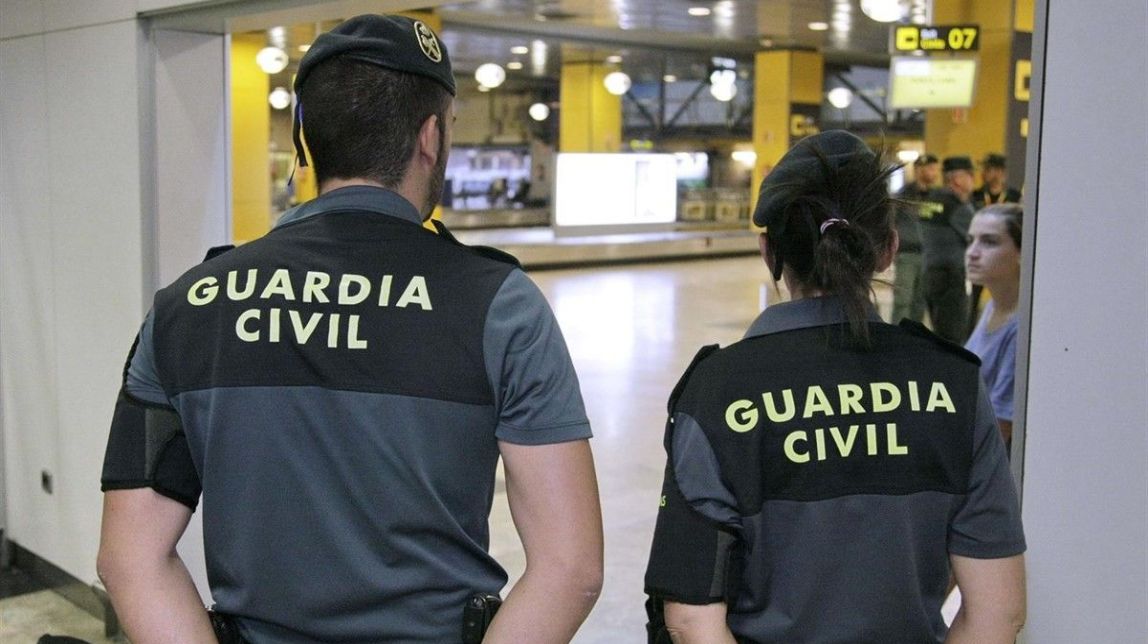 Agents de la Guàrdia Civil i dels Mossos, en una imatge d'arxiu
|
ACN - |
ACN Agents de la Guàrdia Civil i dels Mossos, en una imatge d'arxiu
|
ACN - |
ACN