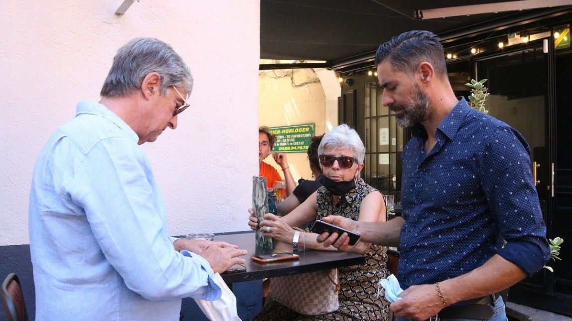 Un client mostra el passaport Covid a l'entrada d'un restaurant a Perpinyà.
|
ACN - |
ACN Un client mostra el passaport Covid a l'entrada d'un restaurant a Perpinyà.
|
ACN - |
ACN
