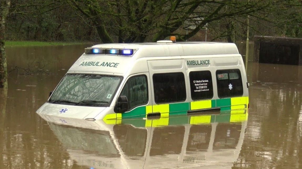 Una ambulància atrapada per inundacions a Gal·les, l'any passat
|
Youtube - |
Youtube Una ambulància atrapada per inundacions a Gal·les, l'any passat
|
Youtube - |
Youtube