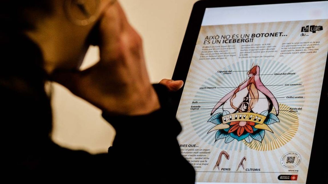 Una noia consultant un dels cartells sobre educació sexual
|
Adrià Costa - |
Adrià Costa Una noia consultant un dels cartells sobre educació sexual
|
Adrià Costa - |
Adrià Costa
