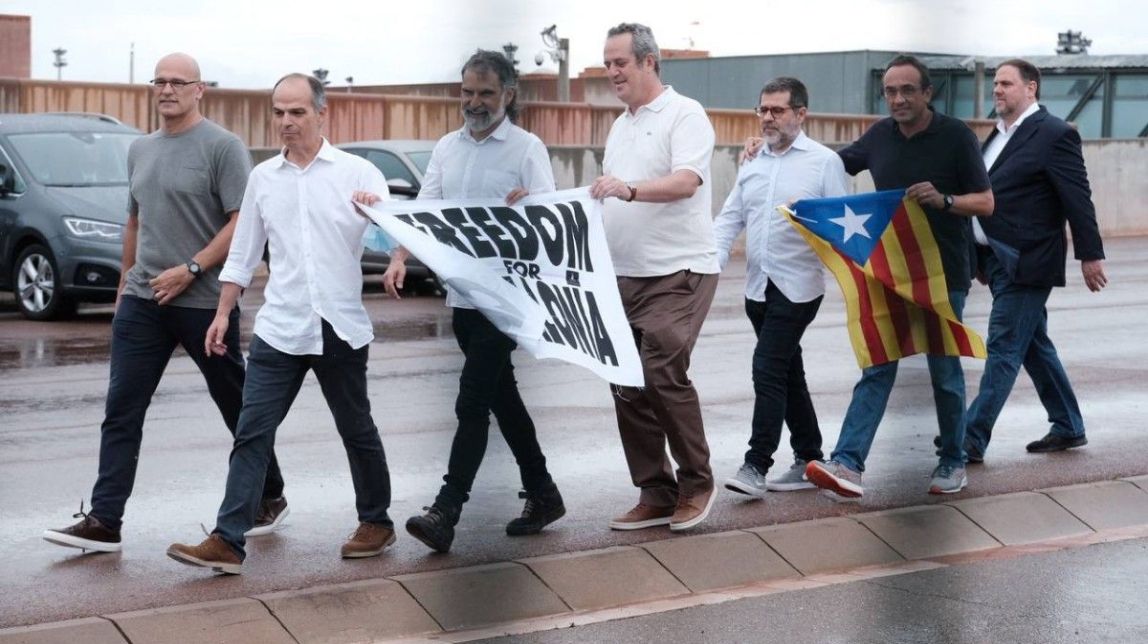 Els presos, a la sortida de Lledoners.
|
Adrià Costa - |
Adrià Costa Els presos, a la sortida de Lledoners.
|
Adrià Costa - |
Adrià Costa