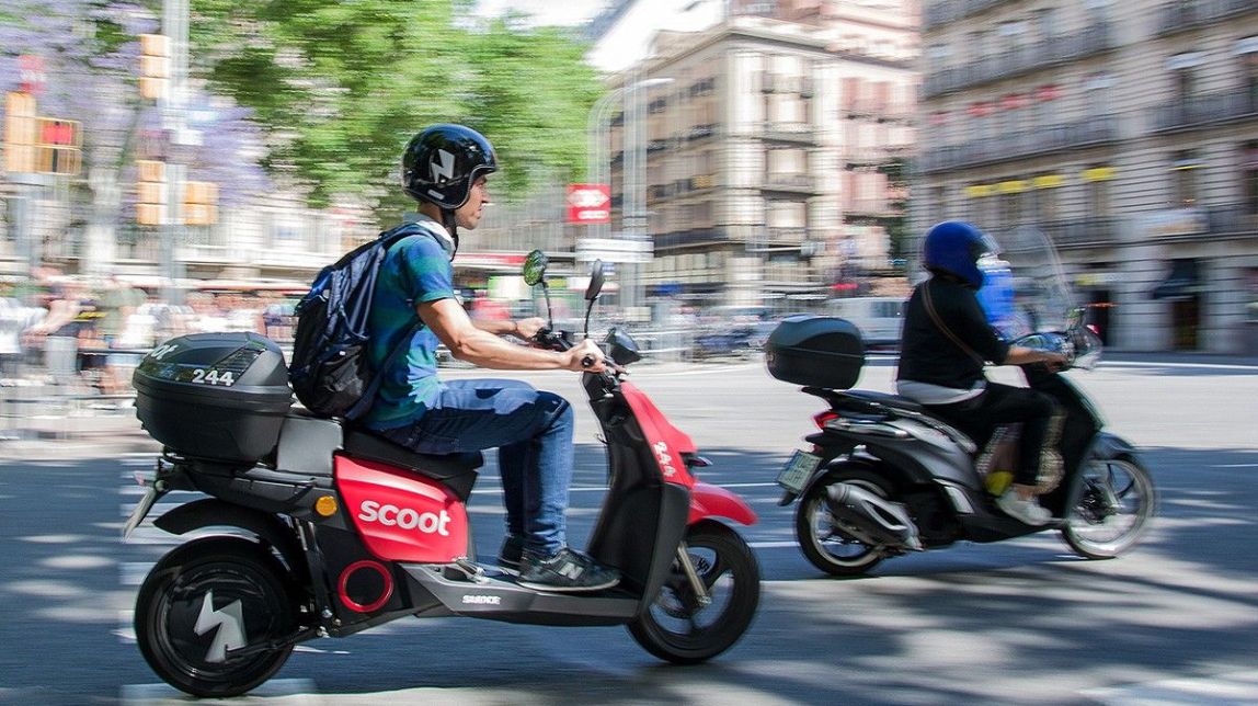 Una moto elèctrica al centre de Barcelona
|
Albert Alcaide - |
Albert Alcaide Una moto elèctrica al centre de Barcelona
|
Albert Alcaide - |
Albert Alcaide