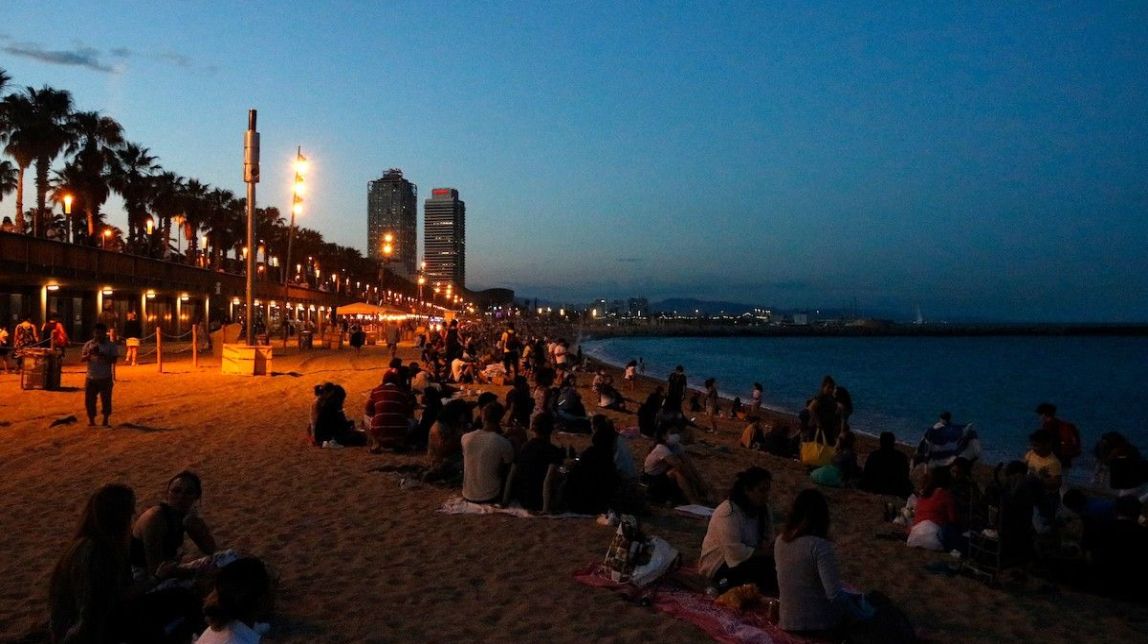 Celebració de la revetlla de Sant Joan a la platja de la Barceloneta
|
ACN - |
ACN Celebració de la revetlla de Sant Joan a la platja de la Barceloneta
|
ACN - |
ACN