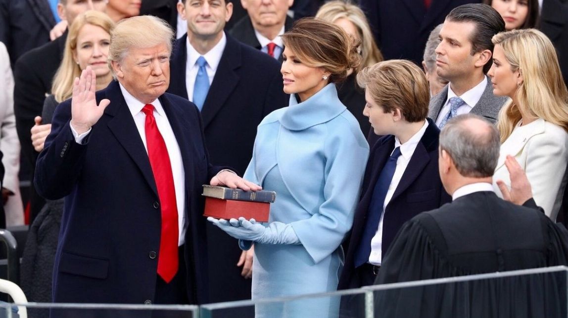 Donald Trump jurant el càrrec com a 45è president dels EUA
|
@whitehouse - |
@whitehouse Donald Trump jurant el càrrec com a 45è president dels EUA
|
@whitehouse - |
@whitehouse