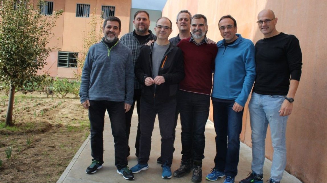 Primera imatge dels presos polítics reclosos a Lledoners
|
Distribuïda per Òmnium Cultural - |
Distribuïda per Òmnium Cultural Primera imatge dels presos polítics reclosos a Lledoners
|
Distribuïda per Òmnium Cultural - |
Distribuïda per Òmnium Cultural