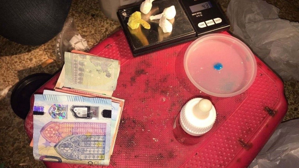 Els Mossos han interceptat paperines amb 4'3 grams de cocaïna al pis del detingut.
|
Mossos d'Esquadra - |
Mossos d'Esquadra Els Mossos han interceptat paperines amb 4'3 grams de cocaïna al pis del detingut.
|
Mossos d'Esquadra - |
Mossos d'Esquadra