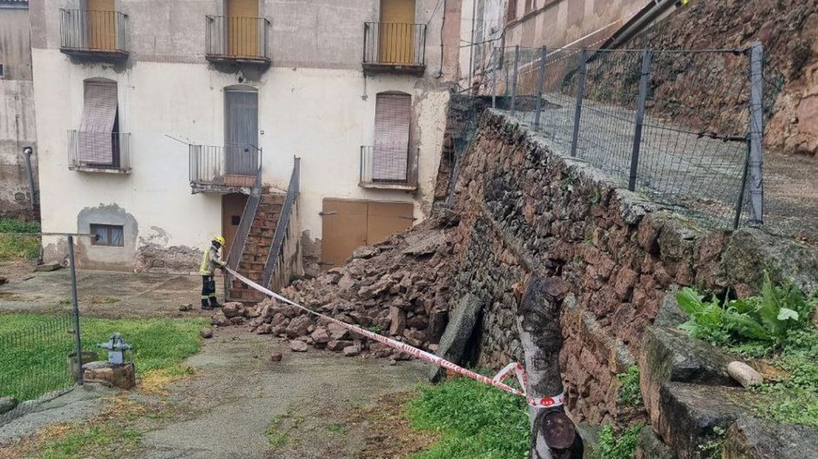 Un bomber encinta el mur esfondrat
|
Bombers - |
Bombers Un bomber encinta el mur esfondrat
|
Bombers - |
Bombers