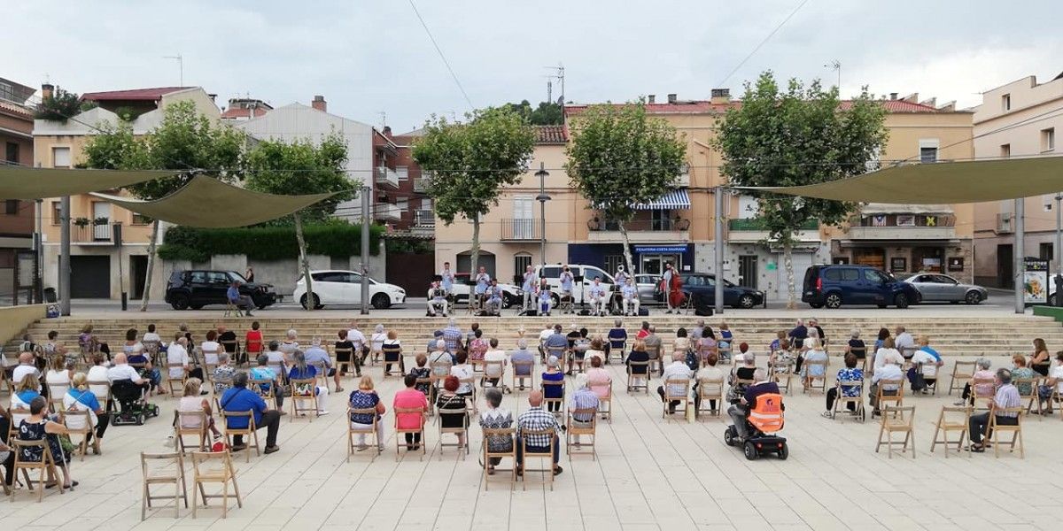 Imatge d'arxiu d'una audició de sardanes a la plaça Major de Sant Joan
|
Arxiu - |
Arxiu Imatge d'arxiu d'una audició de sardanes a la plaça Major de Sant Joan
|
Arxiu - |
Arxiu
