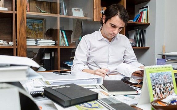 Manuel Reyes, en el que era el seu despatx com a alcalde de l'Ajuntament de Castelldefels
|
Adrià Costa - |
Adrià Costa Manuel Reyes, en el que era el seu despatx com a alcalde de l'Ajuntament de Castelldefels
|
Adrià Costa - |
Adrià Costa