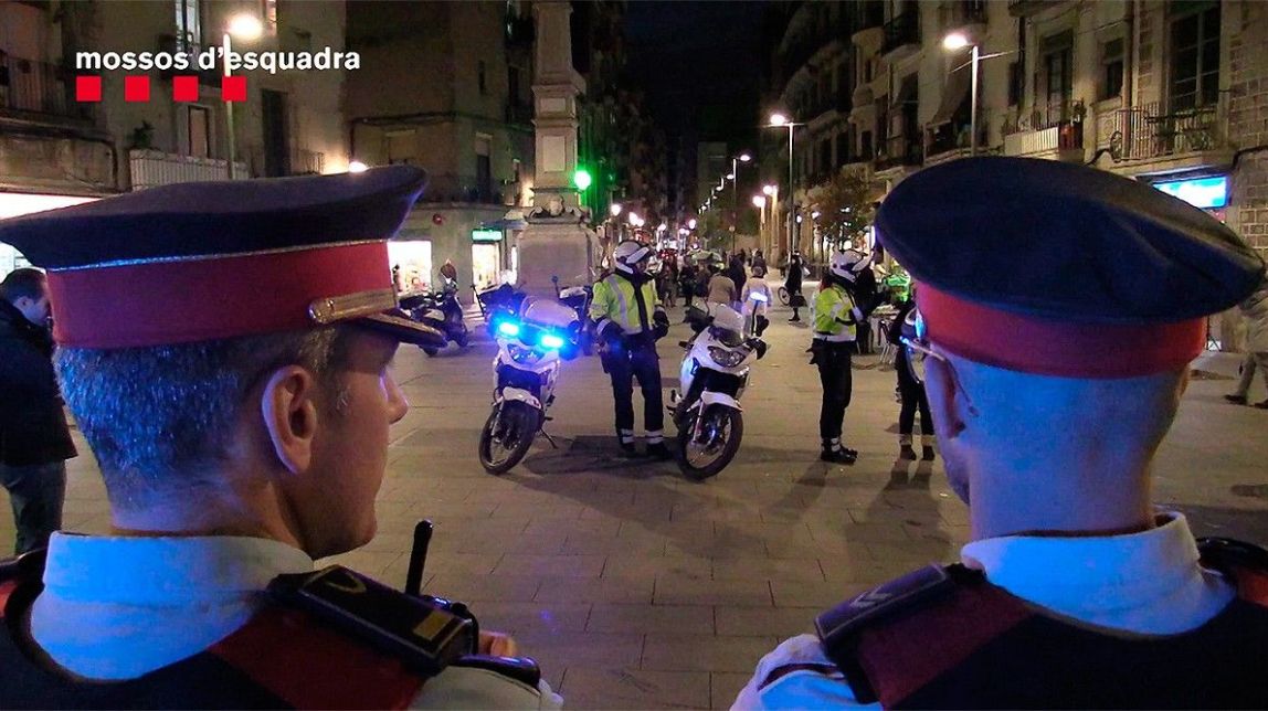 Una parella de mossos, a Ciutat Vella
|
Mossos d'Esuadra - |
Mossos d'Esuadra Una parella de mossos, a Ciutat Vella
|
Mossos d'Esuadra - |
Mossos d'Esuadra