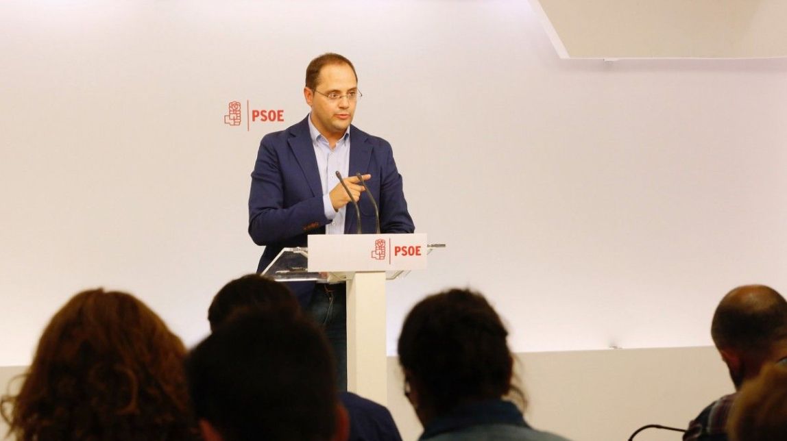 César Luena, secretari d'Organització del PSOE
|
Flickr PSOE - |
Flickr PSOE César Luena, secretari d'Organització del PSOE
|
Flickr PSOE - |
Flickr PSOE