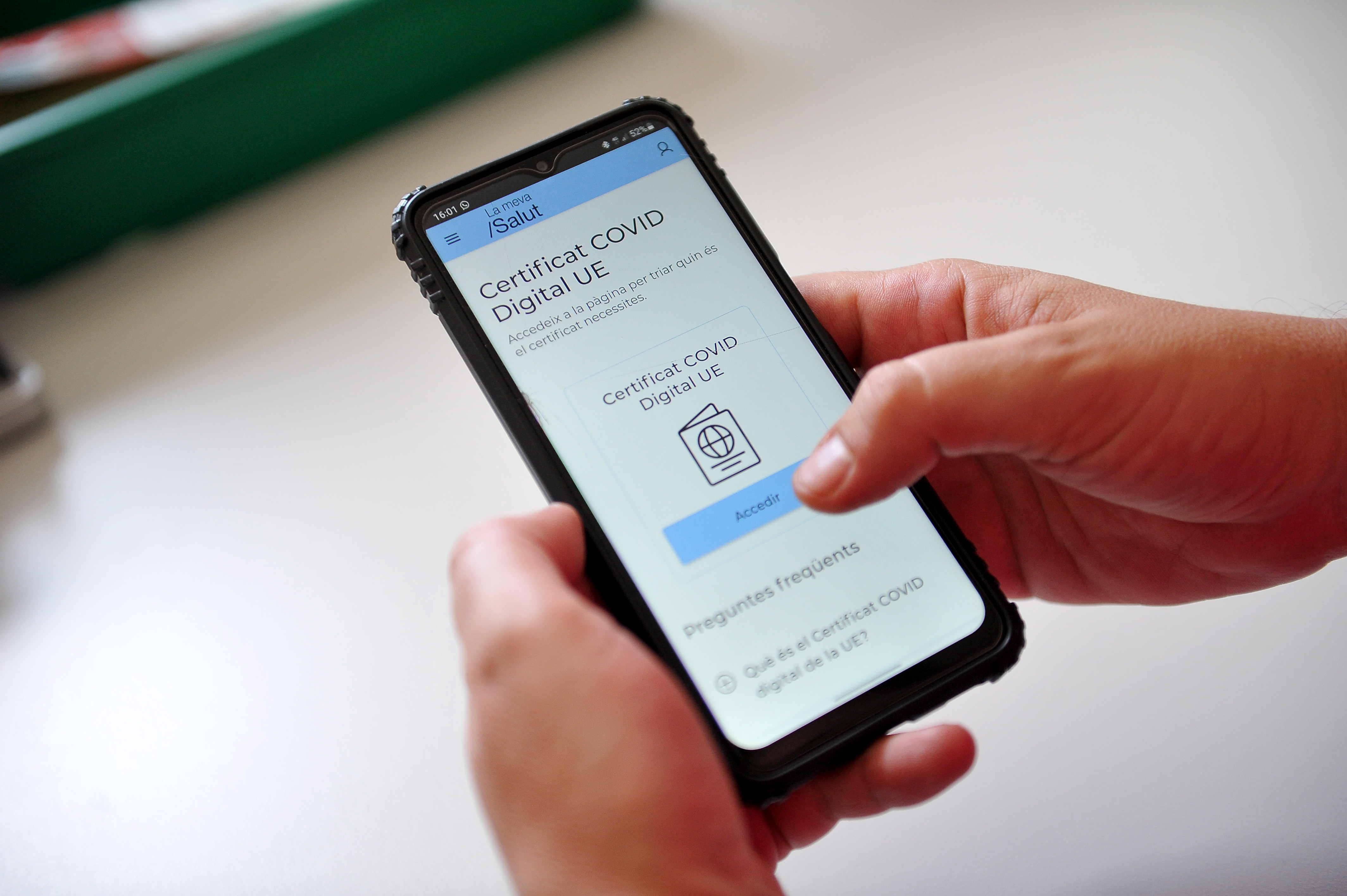 Terrassa activa recursos d'ajuda a la gent gran per descarregar-se el certificat Covid - Terrassa activa recursos d'ajuda a la gent gran per descarregar-se el certificat Covid -