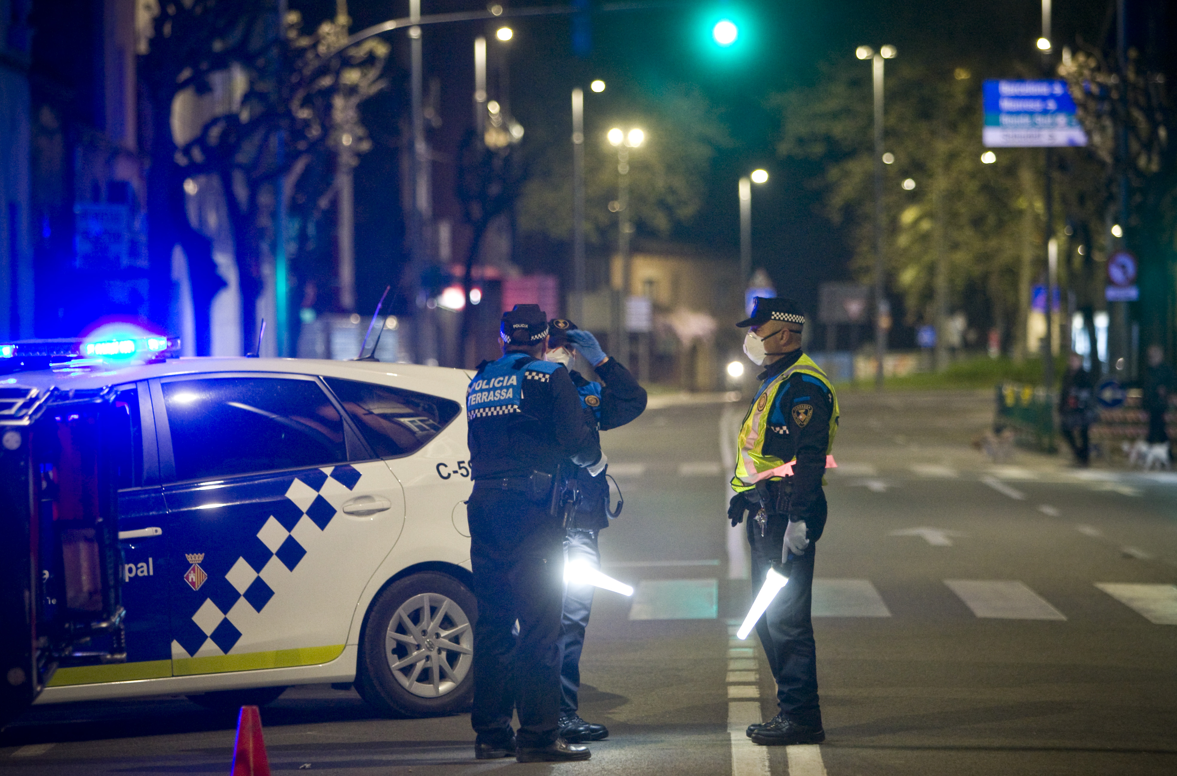 Condueix begut i la policia l'enxampa perquè fa sonar el clàxon sense motiu - Condueix begut i la policia l'enxampa perquè fa sonar el clàxon sense motiu -