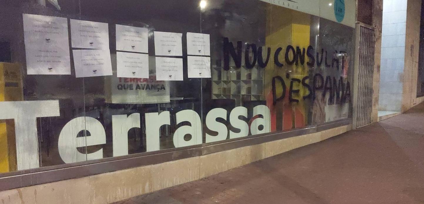 Els CDR escampen pintades a les seus d'ERC, PSC, CUP i Junts - Els CDR escampen pintades a les seus d'ERC, PSC, CUP i Junts -