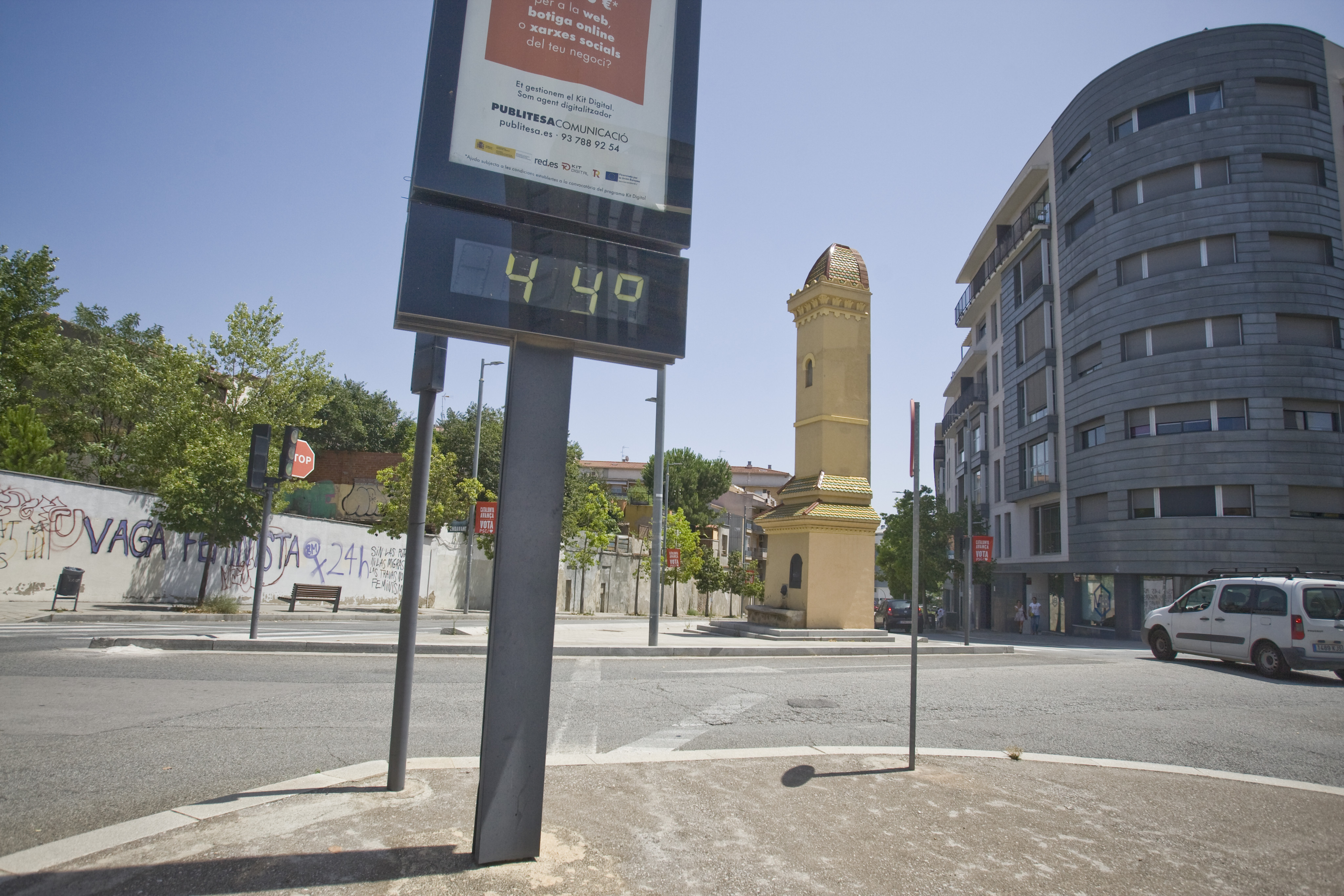 Tanquen a Terrassa un taller de cotxes il·legal que tenia la llum i l'aigua punxats - Tanquen a Terrassa un taller de cotxes il·legal que tenia la llum i l'aigua punxats -
