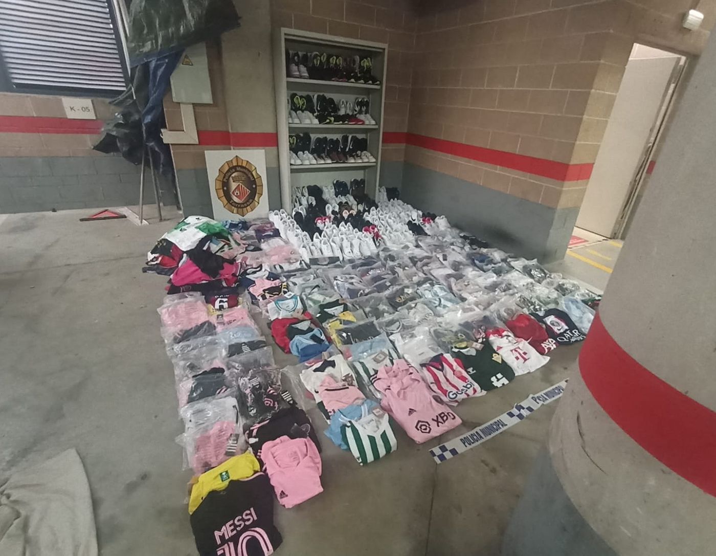 La policia requisa a Terrassa 347 peces de roba falsificada - La policia requisa a Terrassa 347 peces de roba falsificada -