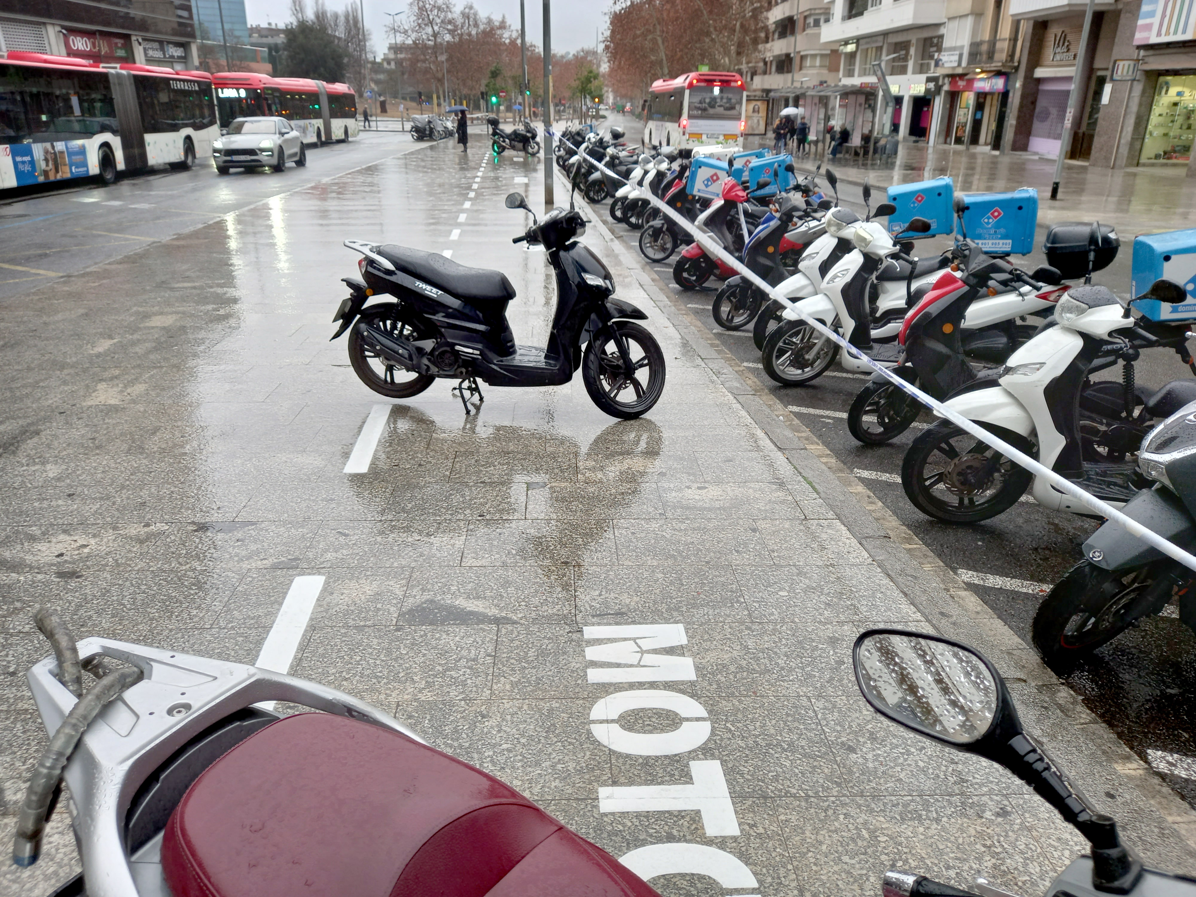 Les motos ja poden aparcar al damunt de voreres a Terrassa - Les motos ja poden aparcar al damunt de voreres a Terrassa -