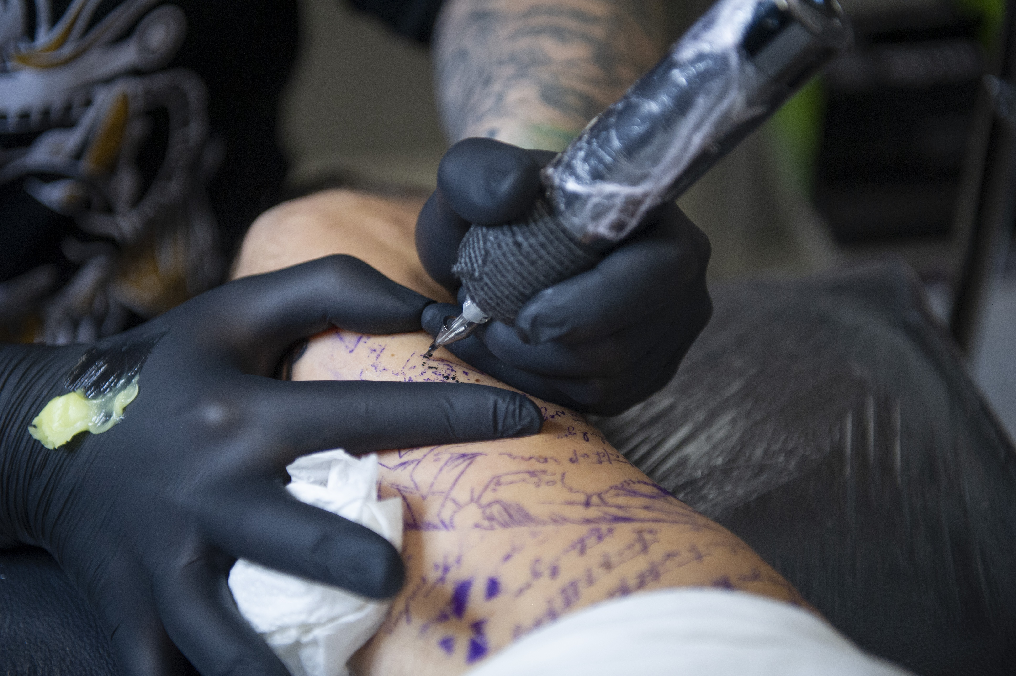 La proliferació de tatuadors il·legals - La proliferació de tatuadors il·legals -