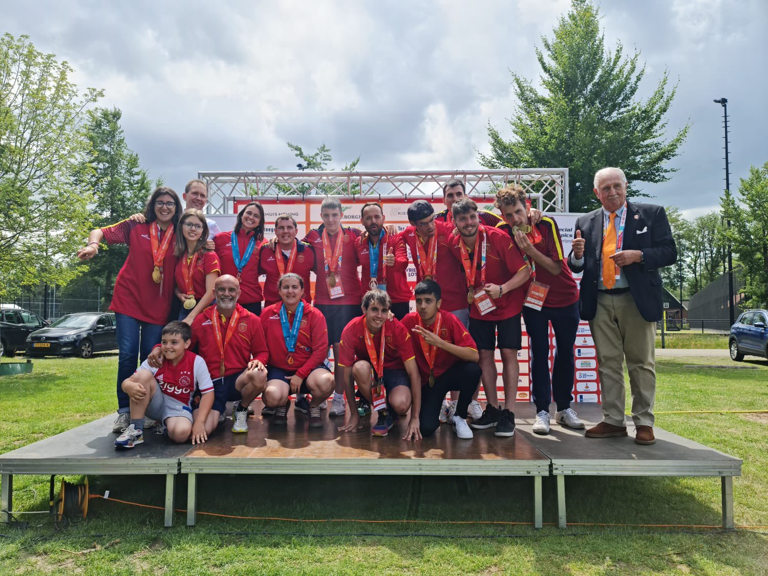 Les migcampistes Meri i Gisela renoven amb el Terrassa FC - Les migcampistes Meri i Gisela renoven amb el Terrassa FC -